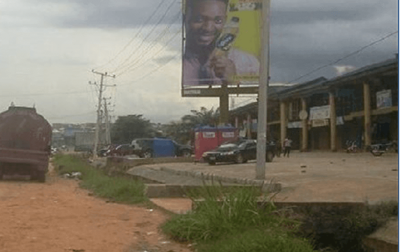 Awka Unipole Along ENUGU-AWKA RD AT UNIZIK HOSTEL JUNCTION FRONT OF SHOPPING PLAZA OPP CHOBA SAFETY MOTORPARK (GO)